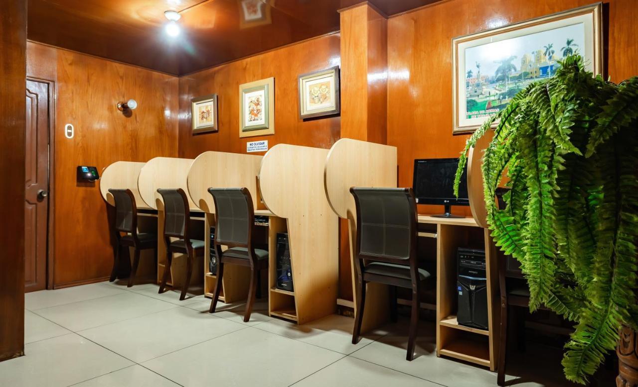 Recreo Hotel Trujillo Esterno foto